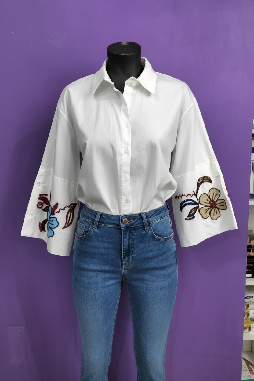 Camicia con ricami floreali abbinata a jeans
