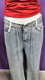 Jeans azzurro chiaro, con gamba larga e fondo sfilacciato.