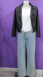 Jeans azzurro chiaro, con gamba larga e fondo sfilacciato.