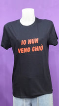 T-shirt nera con frasi