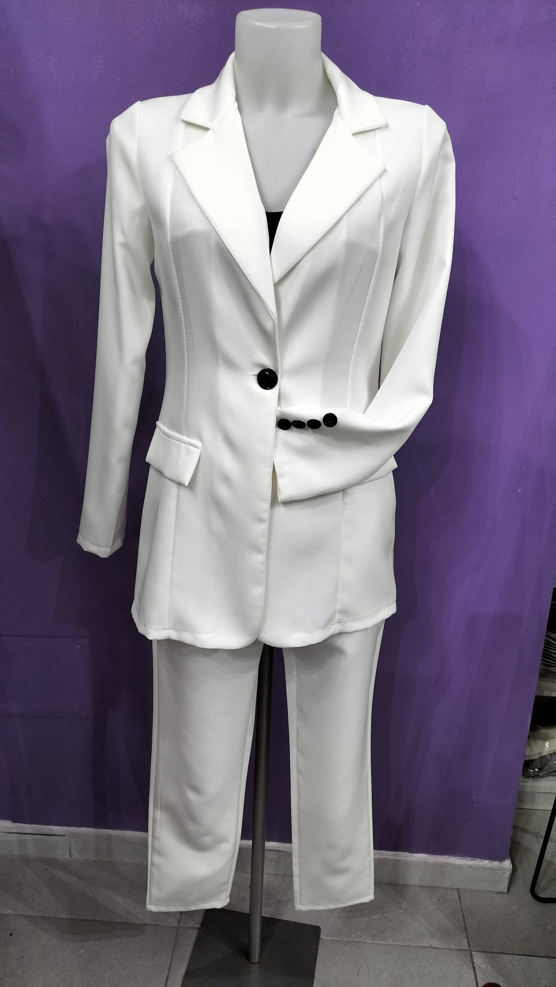 Tailler Bianco Elegante con bottoni a contrasto
