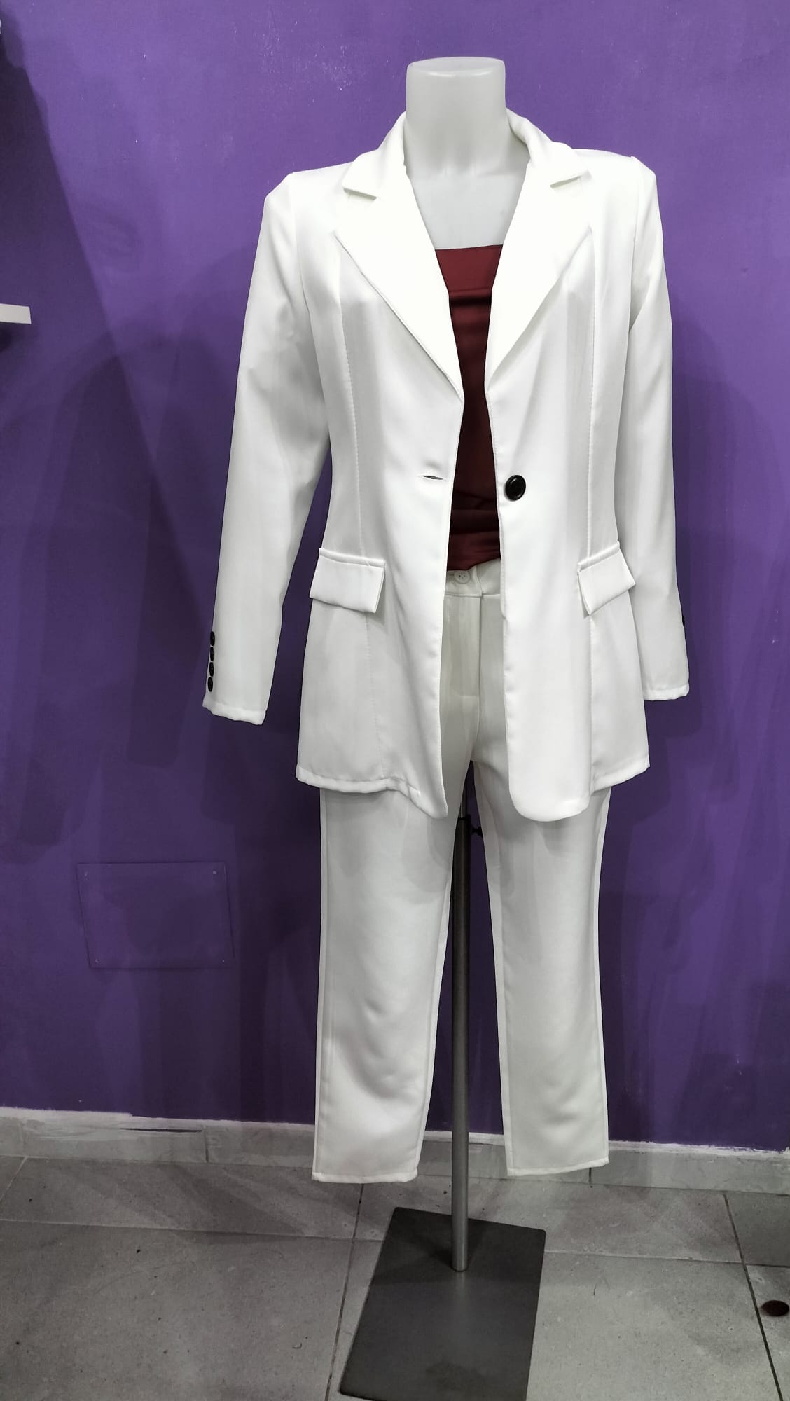 Tailler Bianco Elegante con bottoni a contrasto