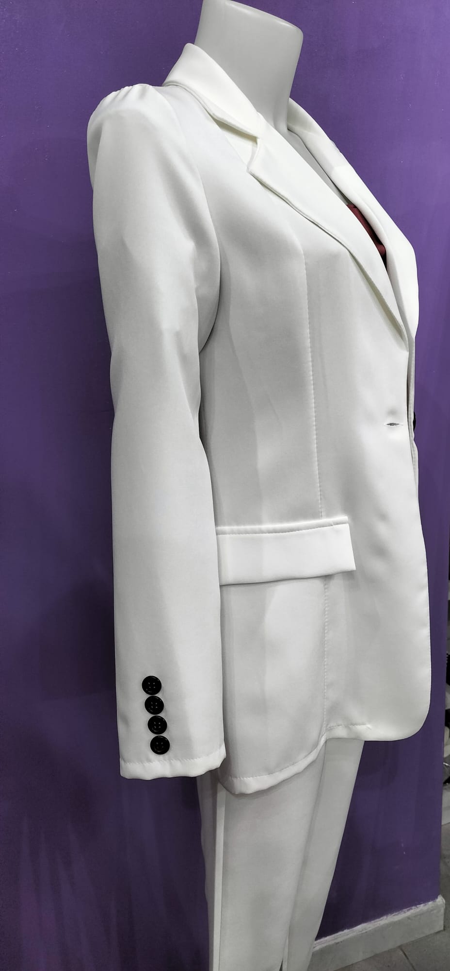 Tailler Bianco Elegante con bottoni a contrasto