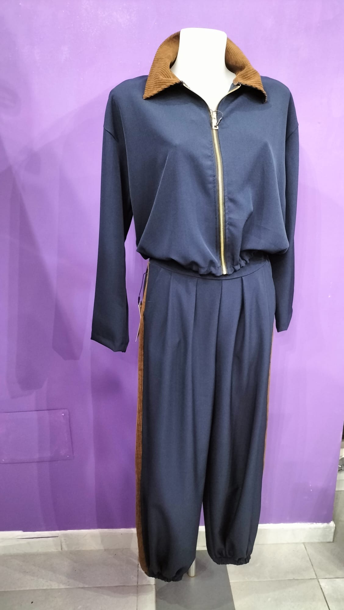 Coordinato Pantalone e Giacchetto con Dettagli Marroni ,un abbinamento di colori chic