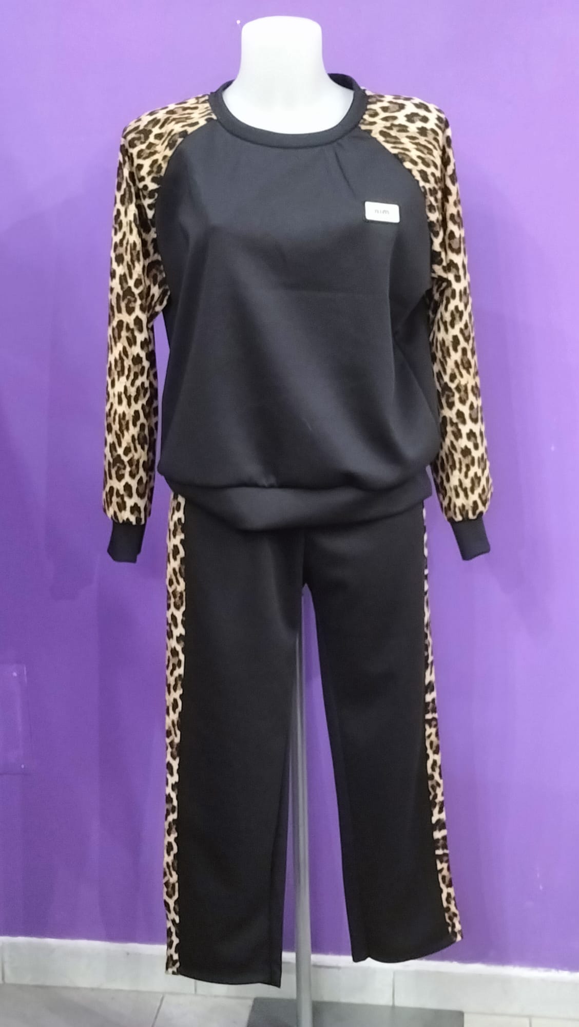 Tuta ,completo pantalone e maglia , Look informale ,comodo, pratico