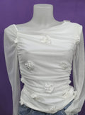 Maglietta chic ,elegante  con applicazioni  di fiorellini di stoffa, con scollo asimmetrico.