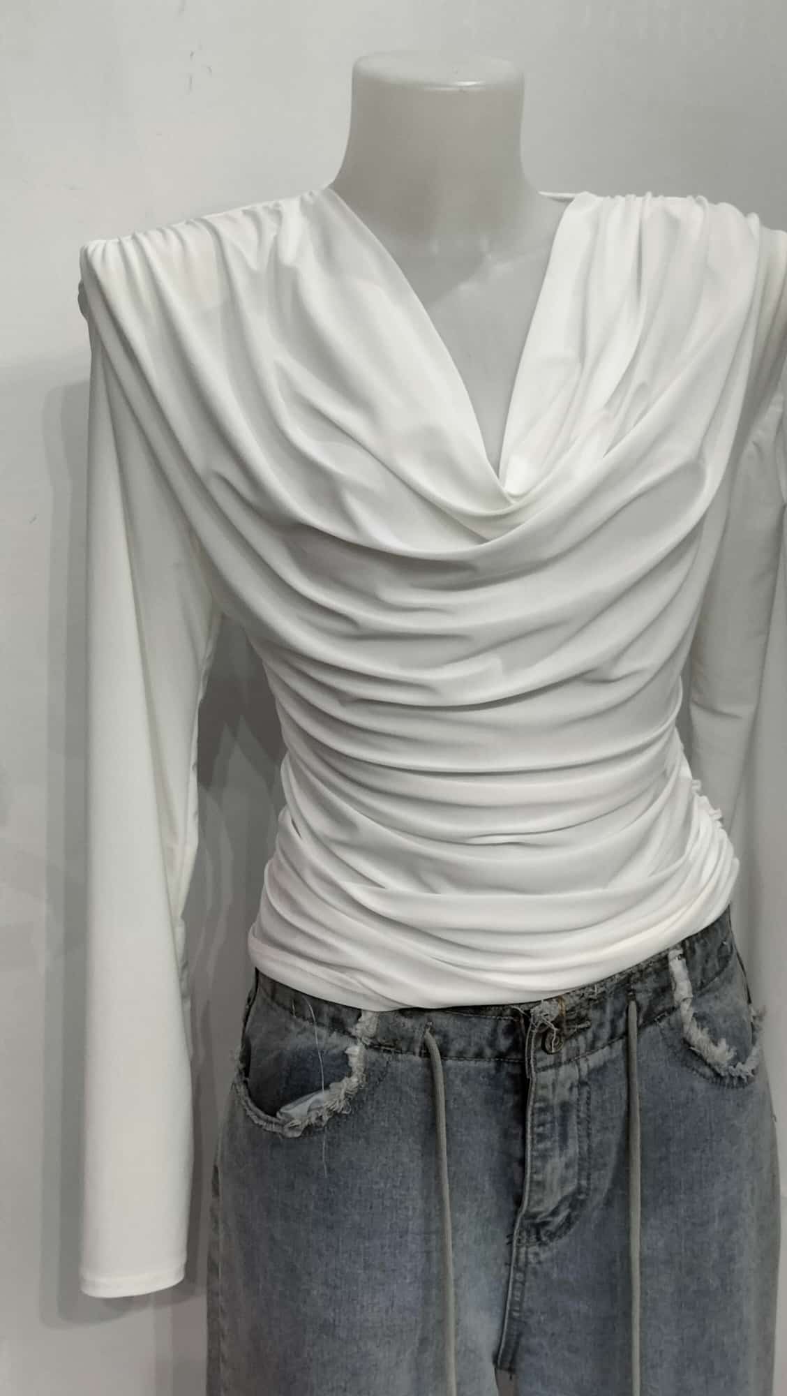 Maglietta a maniche lunghe con scollo a cascata