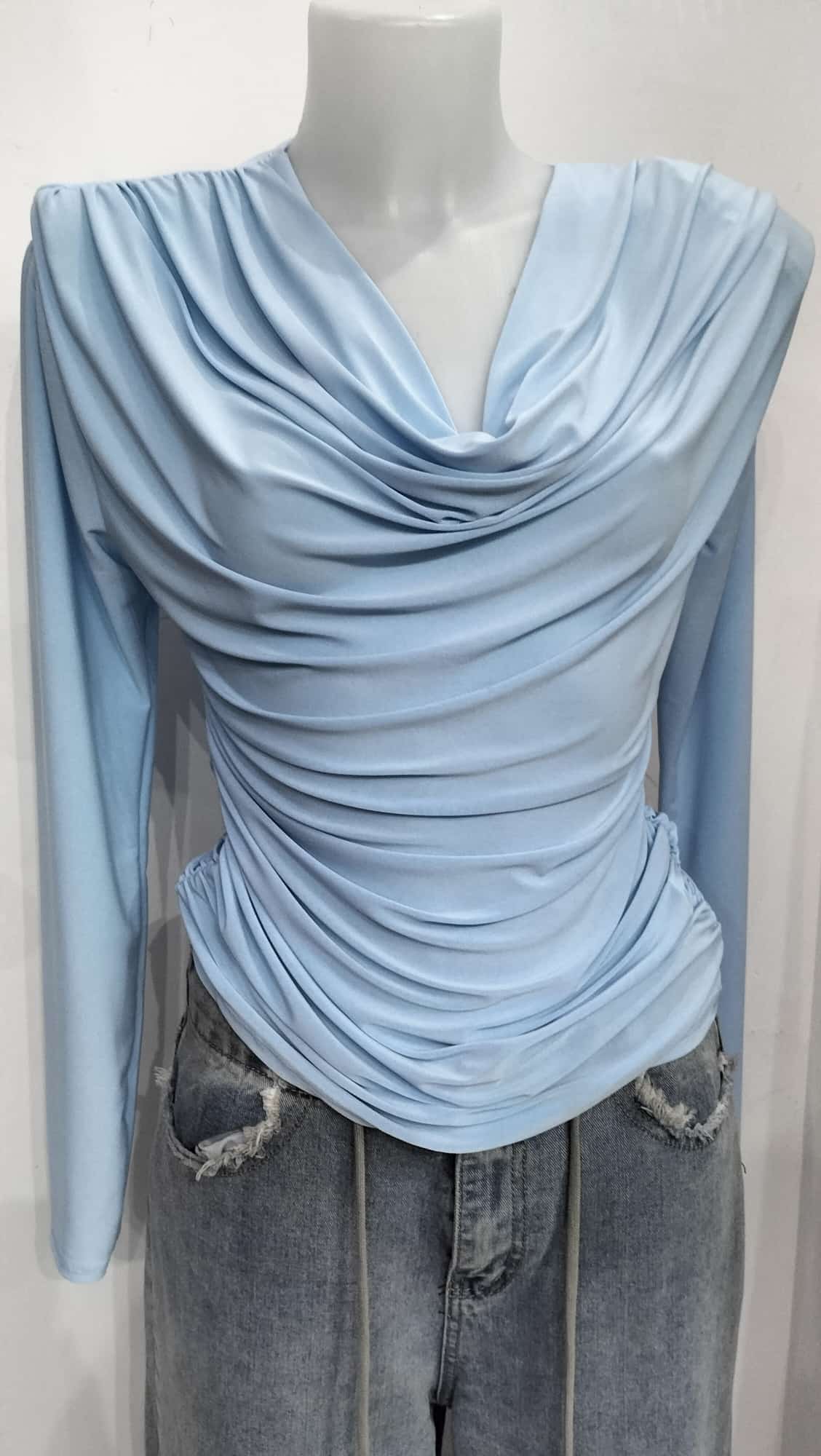 Maglietta a maniche lunghe con scollo a cascata