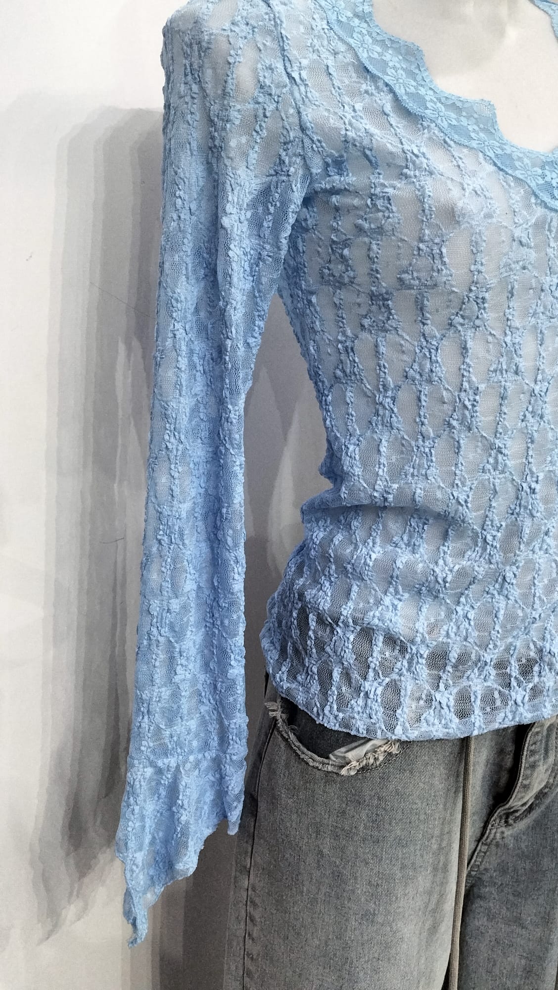 Maglia in pizzo con manica lunga a punta