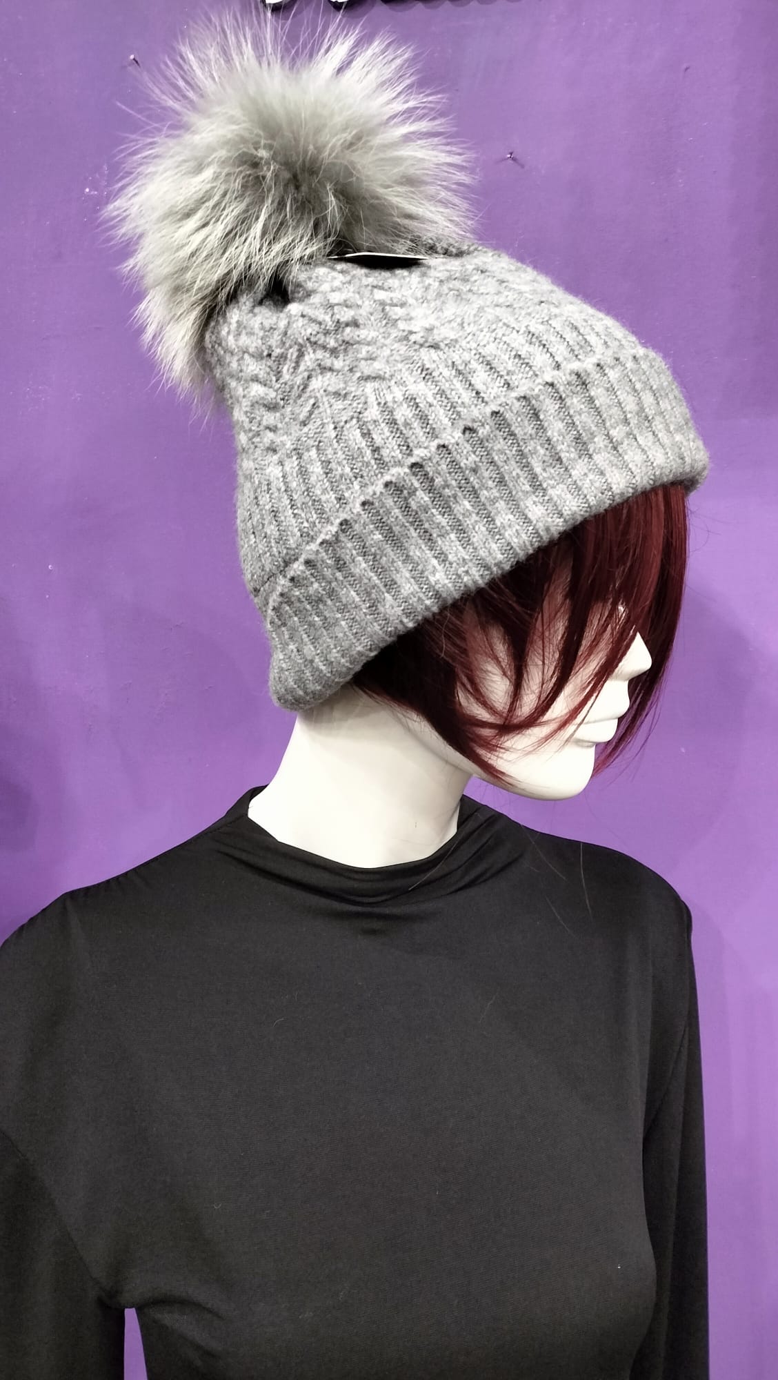 Cappello con Pon Pon in eco pelliccia