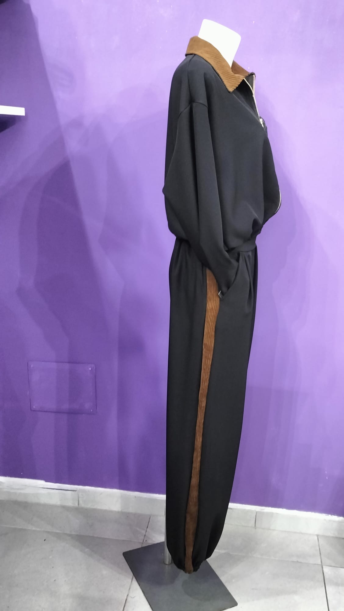 Coordinato Pantalone e Giacchetto con Dettagli Marroni ,un abbinamento di colori chic