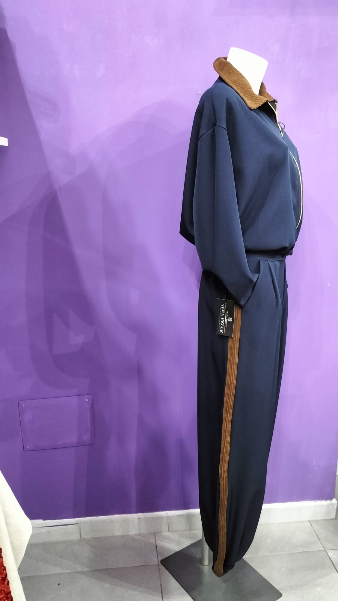 Coordinato Pantalone e Giacchetto con Dettagli Marroni ,un abbinamento di colori chic