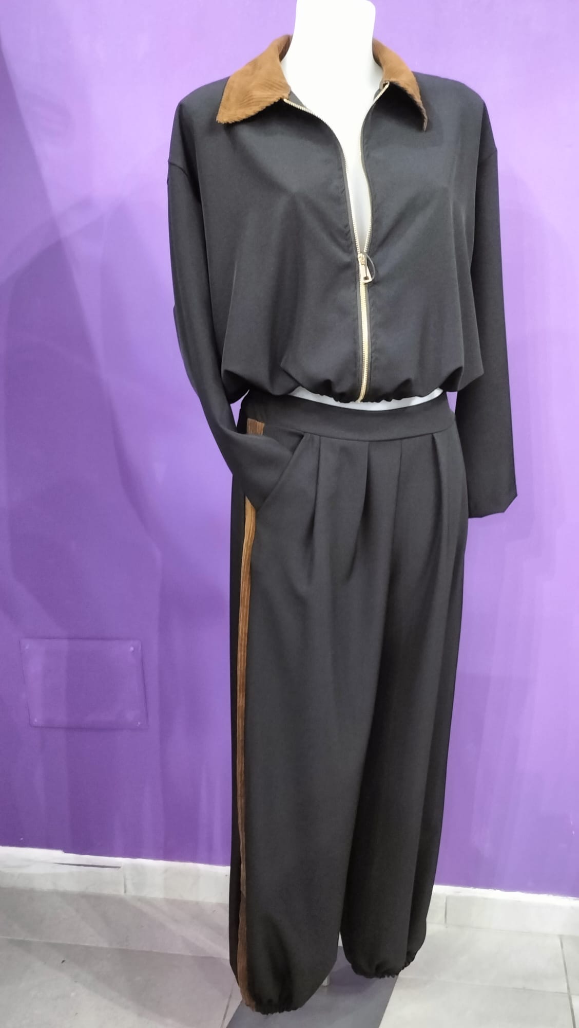 Coordinato Pantalone e Giacchetto con Dettagli Marroni ,un abbinamento di colori chic