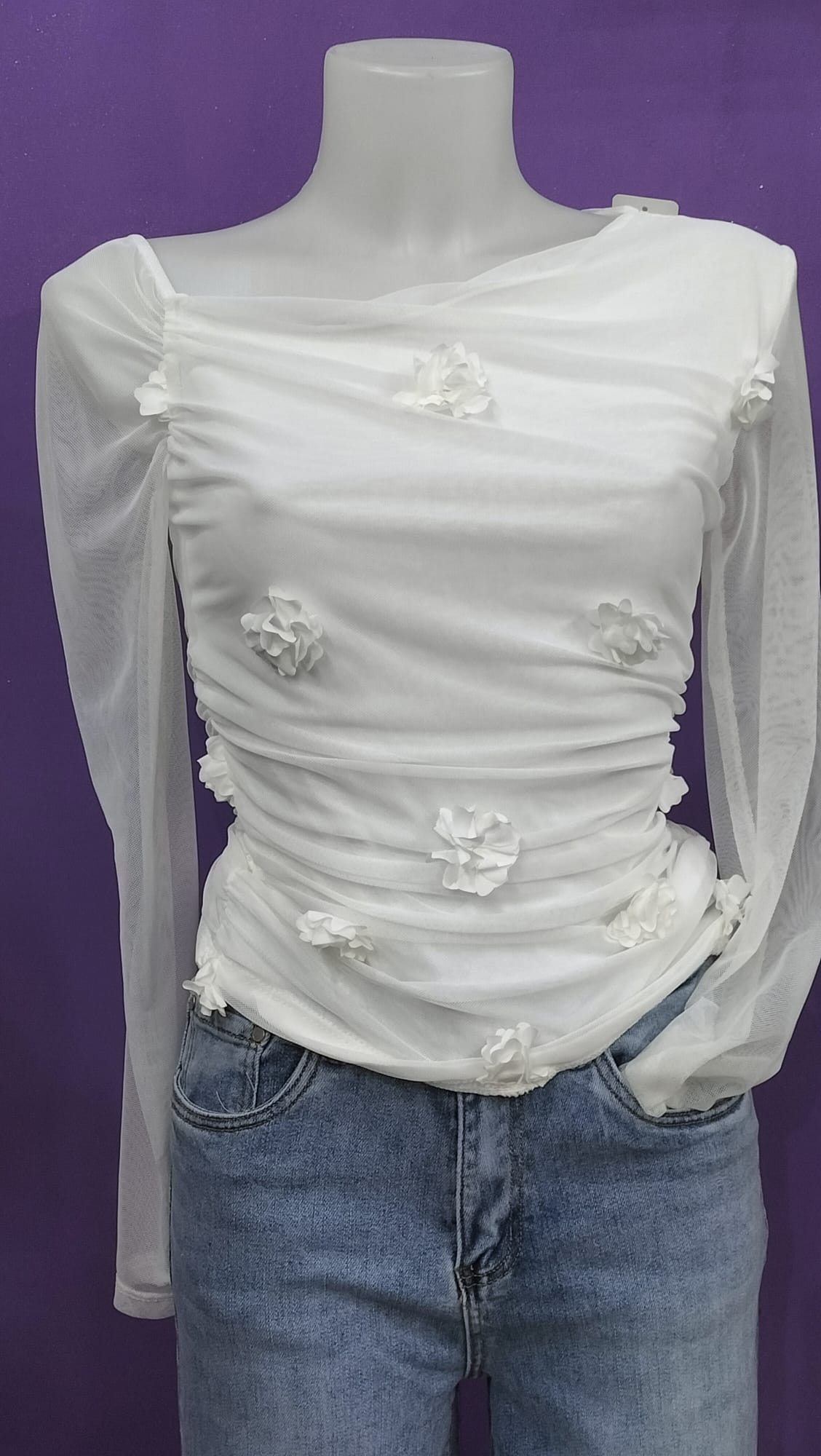 Maglietta chic ,elegante  con applicazioni  di fiorellini di stoffa, con scollo asimmetrico.