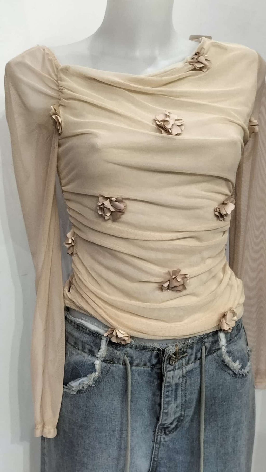 Maglietta chic ,elegante  con applicazioni  di fiorellini di stoffa, con scollo asimmetrico.