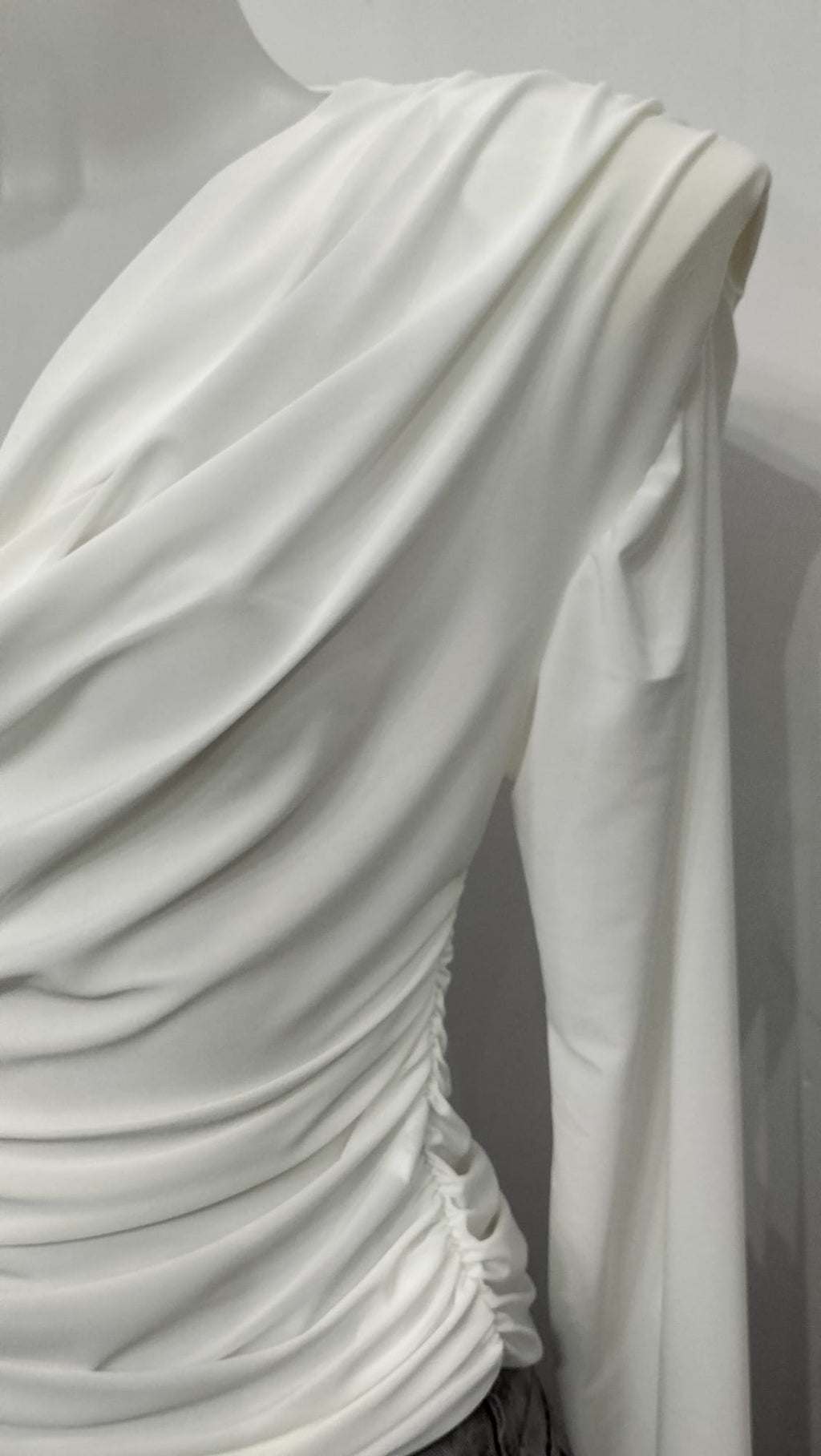 Maglietta a maniche lunghe con scollo a cascata
