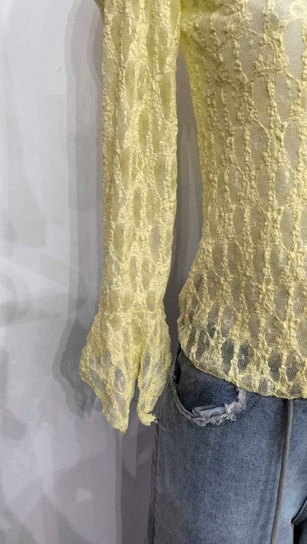 Maglia in pizzo con manica lunga a punta