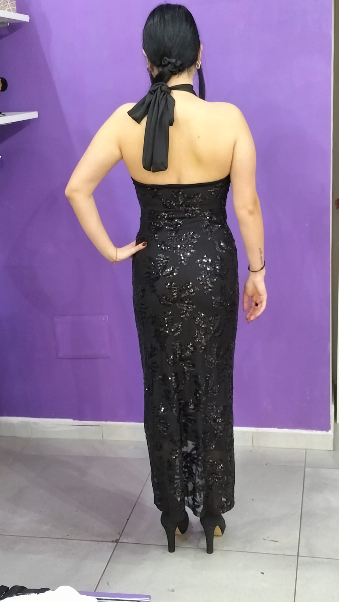 Abito lungo nero-cerimonia-eleganza senza tempo