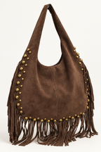Borsa marrone con frange su sfondo pulito