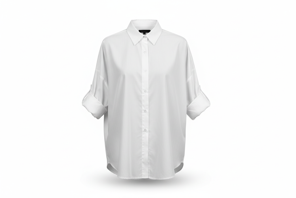 Camicia bianca su fondo bianco