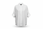 Camicia bianca su fondo bianco