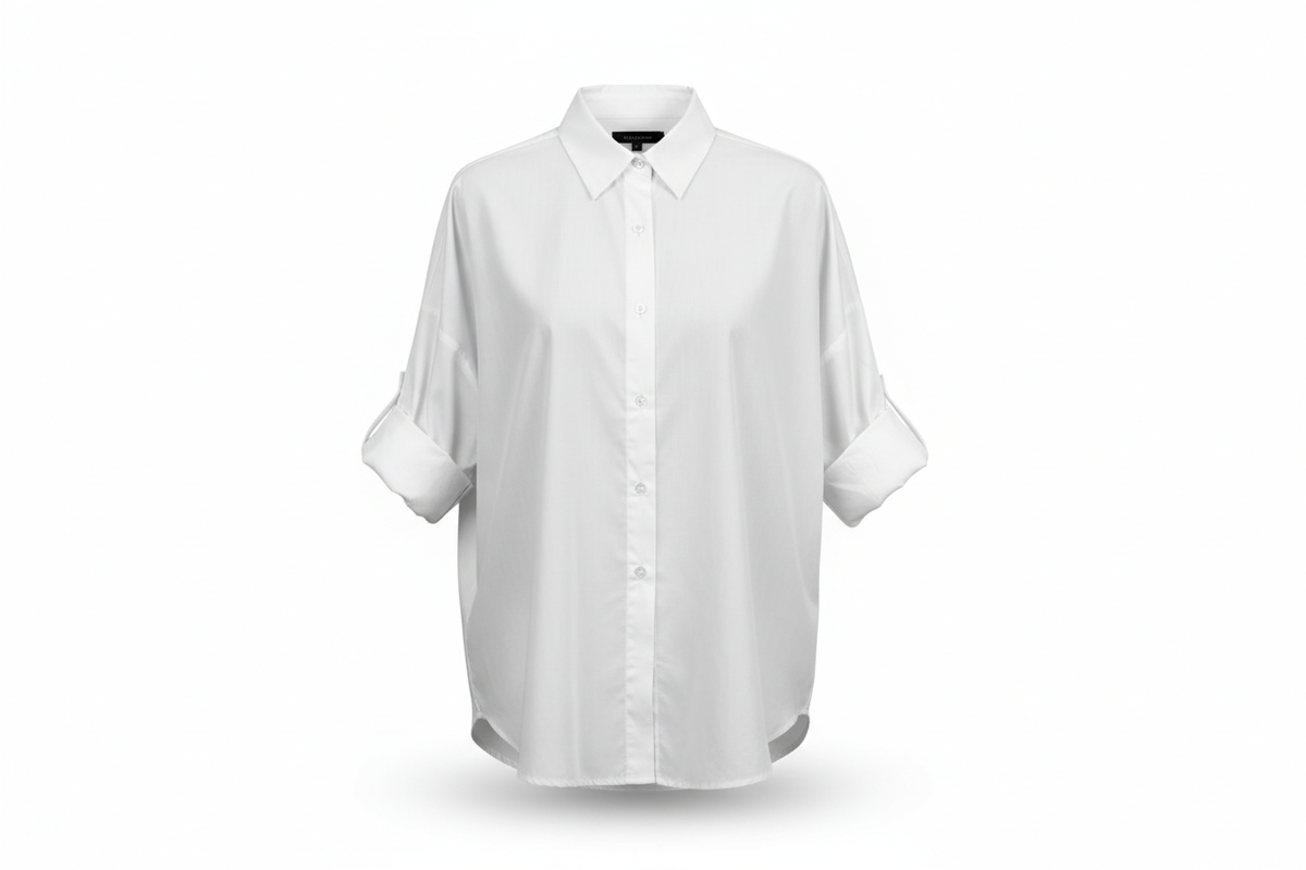 Camicia bianca su fondo bianco