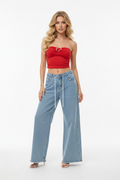 Modella bionda top rosso jeans baggy