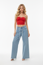 Modella bionda top rosso jeans baggy