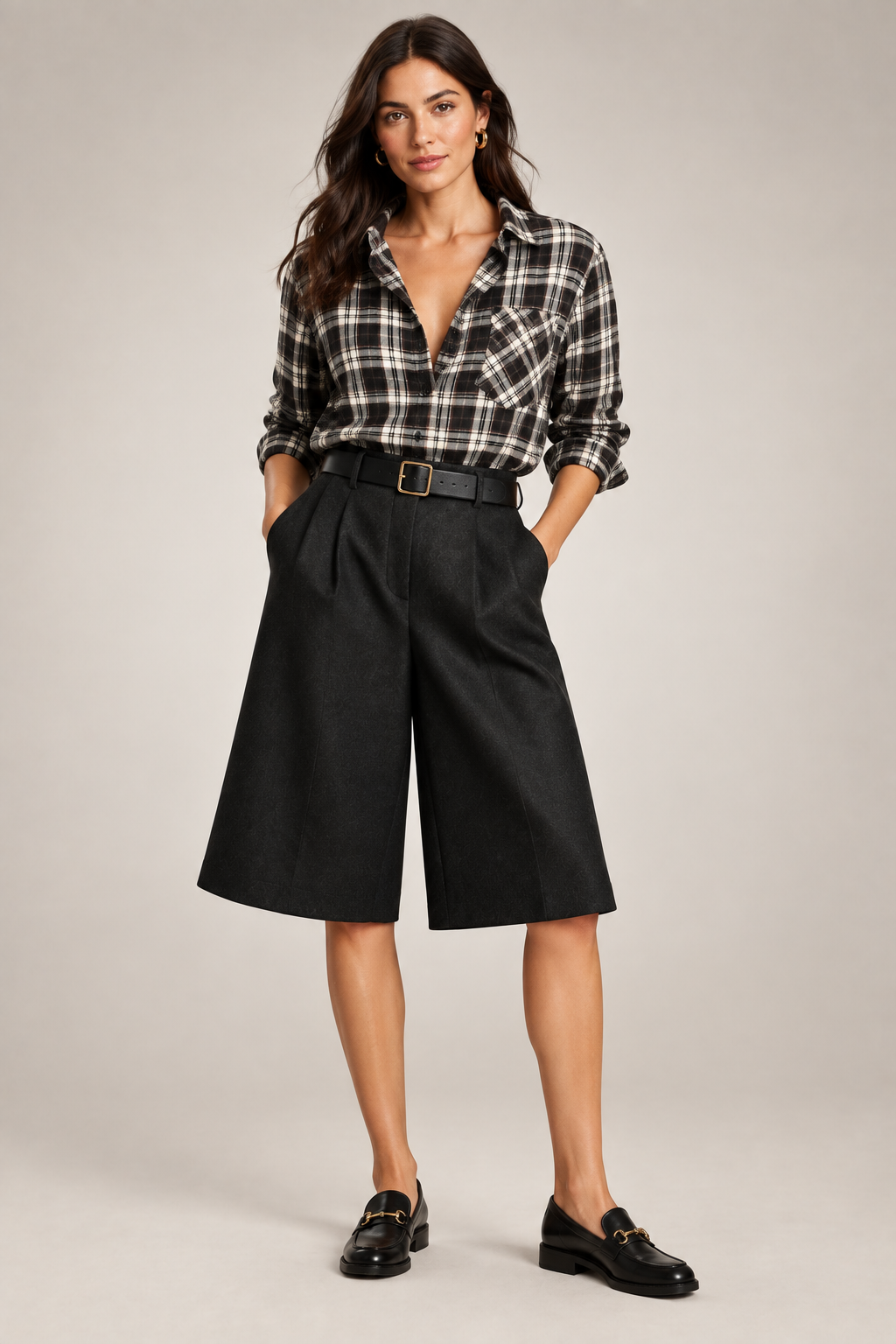 Modella con camicia a quadri aperta e bermuda nero