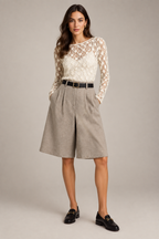Modella con maglia in pizzo e bermuda tortora
