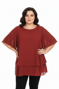 Modella curvy con blusa bordeaux oversize