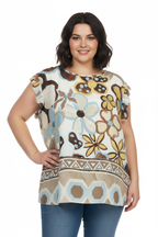 Modella curvy con blusa floreale esatta