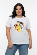 Modella curvy con t-shirt pop art esatta