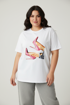 Modella curvy con t-shirt scarpe tacco rosa