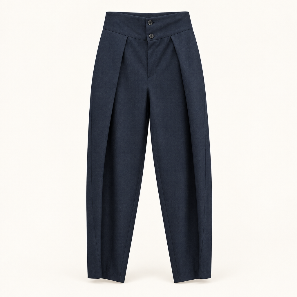 Pantalone blu su sfondo chiaro con dettagli in evidenza