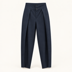 Pantalone blu su sfondo chiaro con dettagli in evidenza