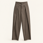 Pantalone marrone su sfondo chiaro
