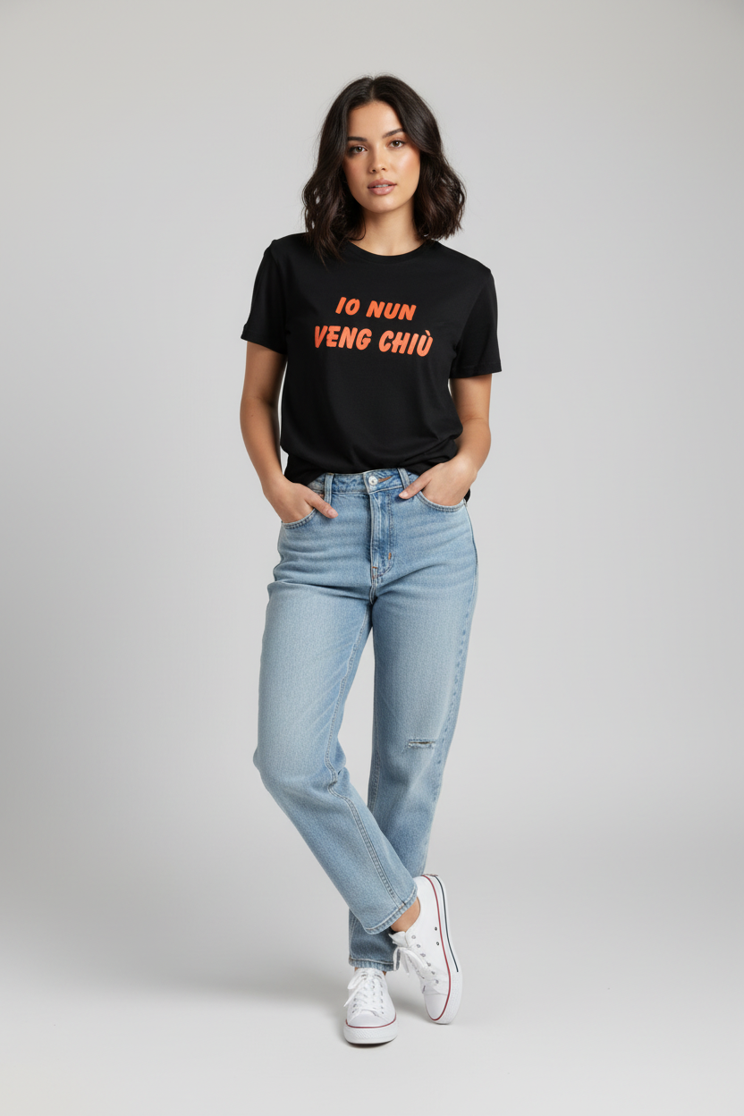 T-shirt IO NUN VENG CHIÙ indossata